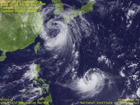 Typhoon Wallpaper Image : Typhoon 201412 (NAKRI) : 少しずつ発達しつつも、依然として雲が中心付近の南東側に偏っている、台風201412号（左上）と台風201411号（右下）（12時JST）
