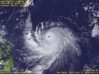 Typhoon Wallpaper Image : Typhoon 201411 (HALONG) : 発達のスピードを早め、眼もクッキリしてきた台風201411号（15時JST）