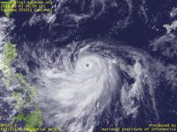 Typhoon Wallpaper Image : Typhoon 201411 (HALONG) : 眼がさらにクッキリして勢力のピークを迎えた台風201411号（15時JST）
