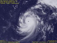 Typhoon Wallpaper Image : Typhoon 201413 (GENEVIEVE) : ハリケーンから変わった後も発達を続けて猛烈な勢力になった台風201413号（9時JST）