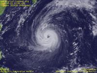 Typhoon Wallpaper Image : Typhoon 201418 (PHANFONE) : 昨日よりも眼が拡大しつつ勢力を保つ台風201418号（12時JST）