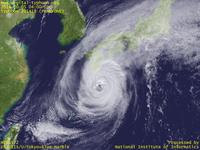 Typhoon Wallpaper Image : Typhoon 201418 (PHANFONE) : 大きな眼を維持しつつ西から東に向きを変えつつある台風201418号（13時JST）