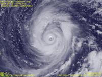 台風壁紙画像：2014年台風19号（ヴォンフォン｜VONGFONG）：勢力のピークを越えても大きな眼を保つ台風201419号（拡大）（12時JST）
