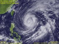 台風壁紙画像：2014年台風19号（ヴォンフォン｜VONGFONG）：勢力のピークを越えても大きな眼を保つ台風201419号（広域）（12時JST）