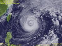 台風壁紙画像：2014年台風19号（ヴォンフォン｜VONGFONG）：沖縄の南で徐々に大型化しつつある台風201419号（拡大）（12時JST）