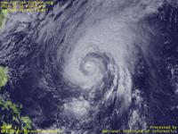 台風壁紙画像：2014年台風20号（ヌーリ｜NURI）：勢力のピークを迎えて小さな眼がクッキリと見えている台風201420号（12時JST）