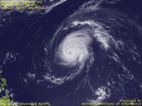 台風壁紙画像：2015年台風7号（ドルフィン｜DOLPHIN）：小笠原諸島の南方で勢力のピークを迎えた台風201507号（12時JST）